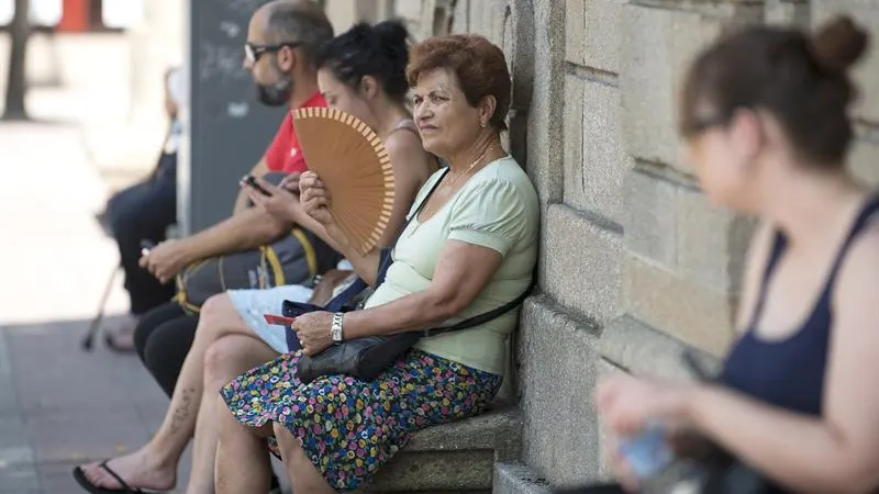 Una mujer en Ourense afronta la ola de calor.