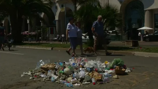Frame 0.0 de: Dejan piedras y basura en el punto del paseos de los Ingleses donde fue abatido el atacante Frame 0.0 de: Dejan piedras y basura en el punto del paseos de los Ingleses donde fue abatido el atacante