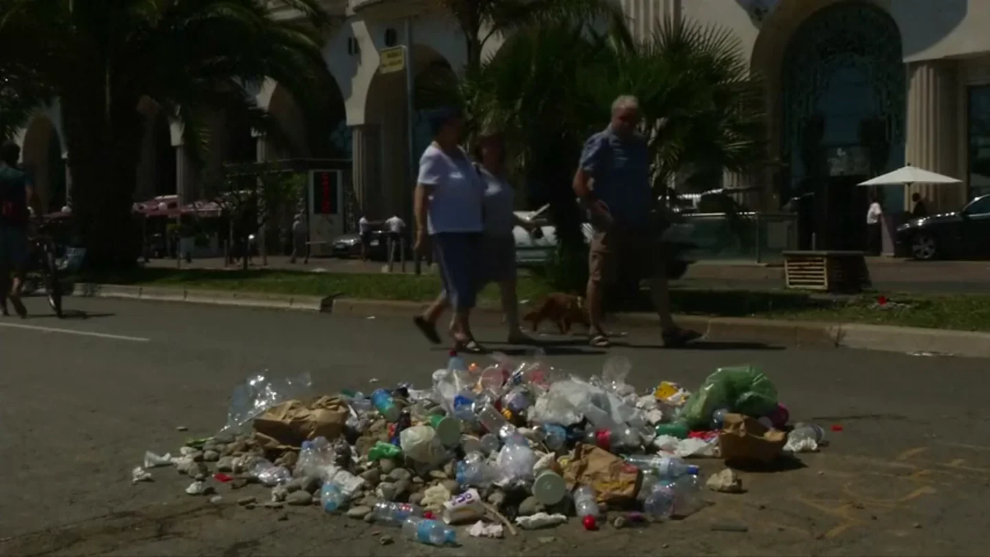 Frame 0.0 de: Dejan piedras y basura en el punto del paseos de los Ingleses donde fue abatido el atacante Frame 0.0 de: Dejan piedras y basura en el punto del paseos de los Ingleses donde fue abatido el atacante