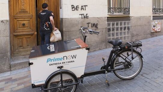 Bicicleta el&eacute;ctrica del servicio de entrega en una hora.