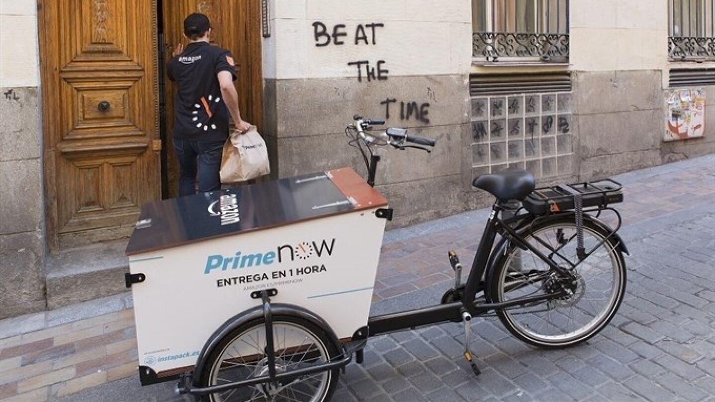 Bicicleta el&eacute;ctrica del servicio de entrega en una hora.