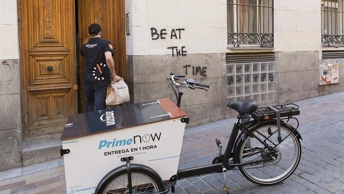 Bicicleta eléctrica del servicio de entrega en una hora.