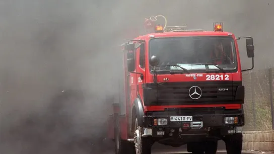 Incendio en una fábrica de productos químicos Coche de bomberos