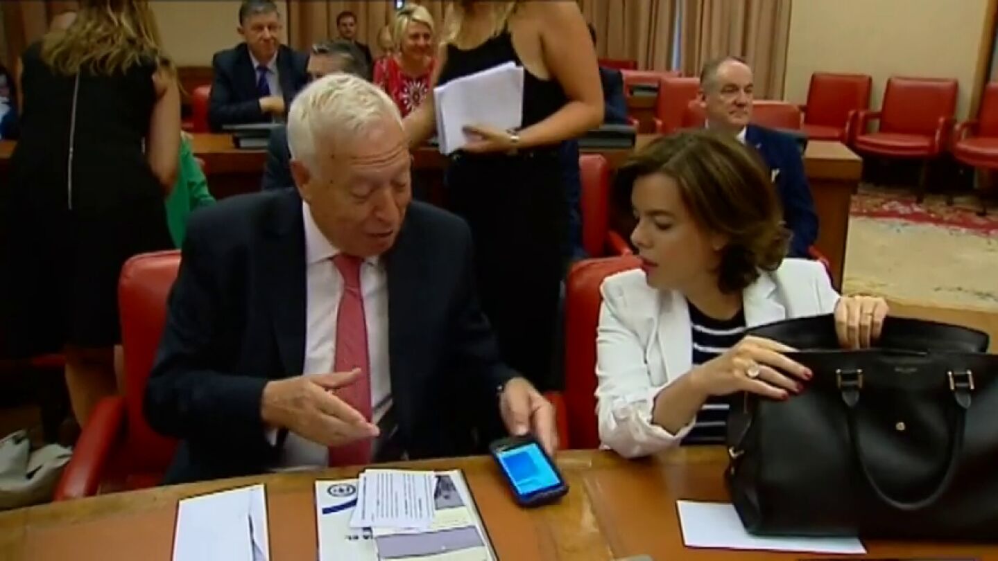 Frame 6.867571 de: "Al fin y al cabo vamos a convivir", la respuesta de Margallo al SMS de Rivera que le despert&oacute; a las cinco de la ma&ntilde;ana