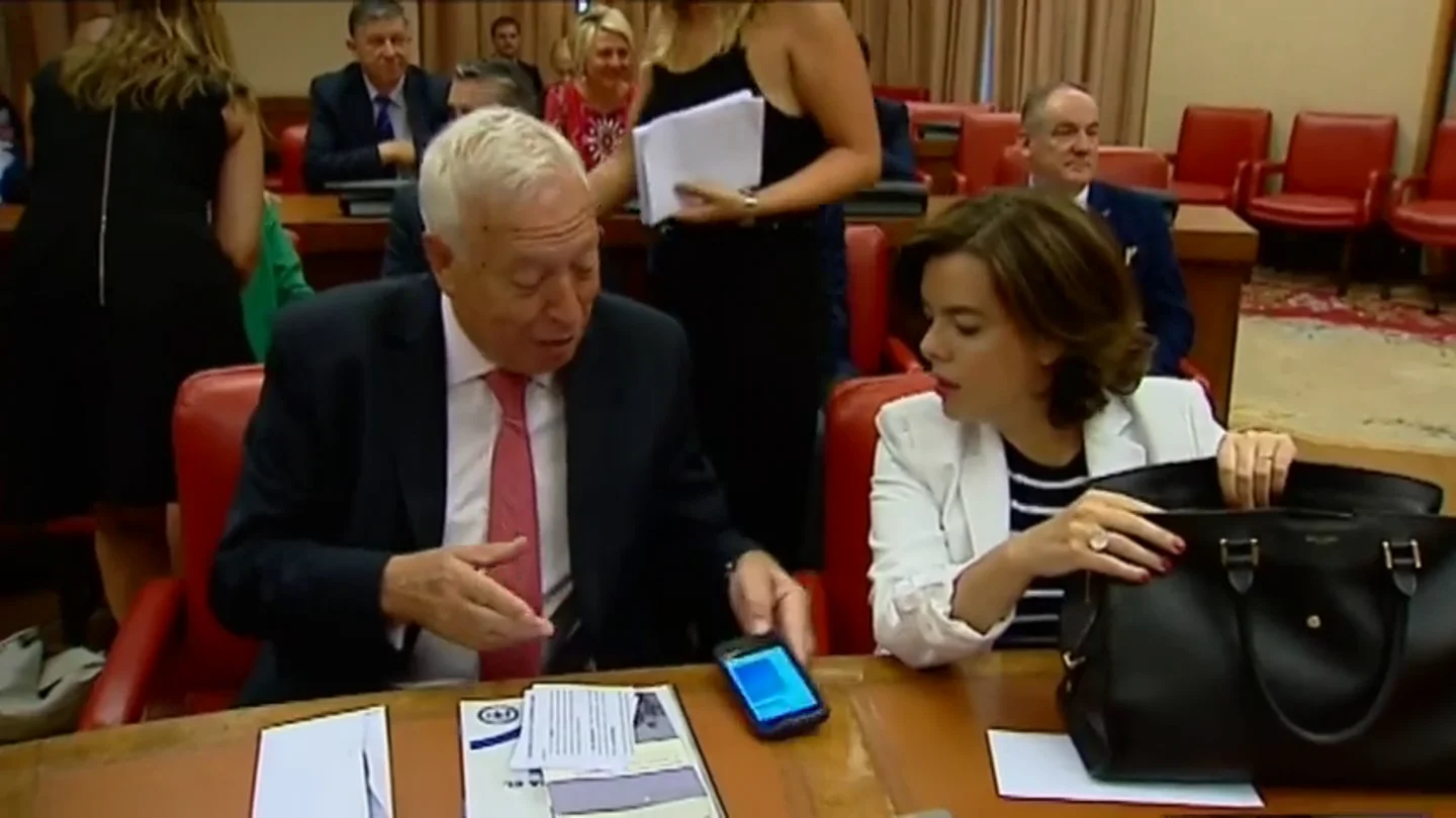 Frame 6.867571 de: "Al fin y al cabo vamos a convivir", la respuesta de Margallo al SMS de Rivera que le despertó a las cinco de la mañana Frame 6.867571 de: "Al fin y al cabo vamos a convivir", la respuesta de Margallo al SMS de Rivera que le despertó a las cinco de la mañana