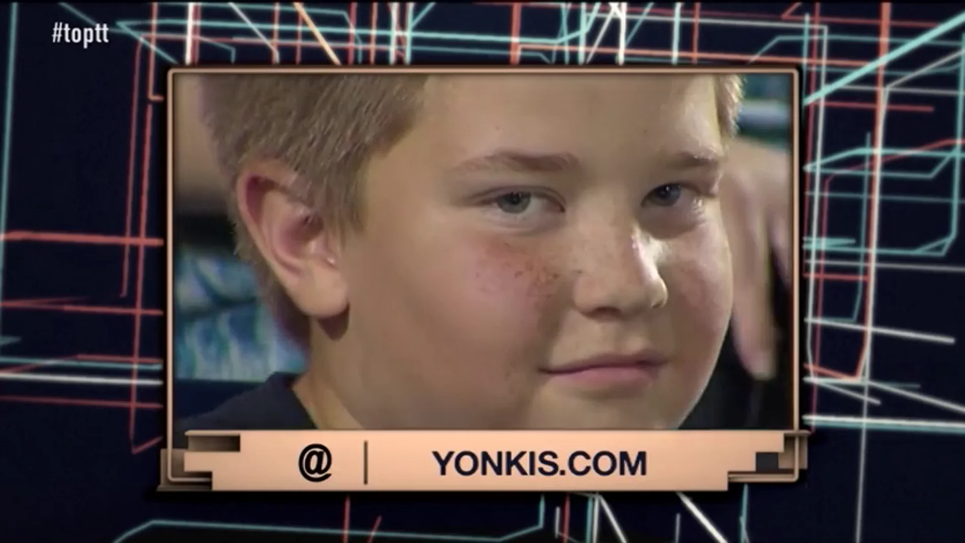 Frame 30.202595 de: Sus miradas a cámara y sus gestos durante un partido de béisbol, convierten a este niño en viral