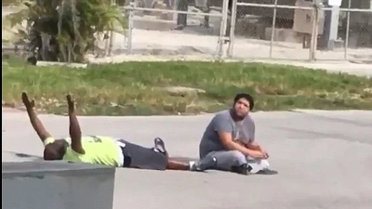 Momento en el que un cuidador es disparado tras tratar de ayudar a un autista Momento en el que un cuidador es disparado tras tratar de ayudar a un autista