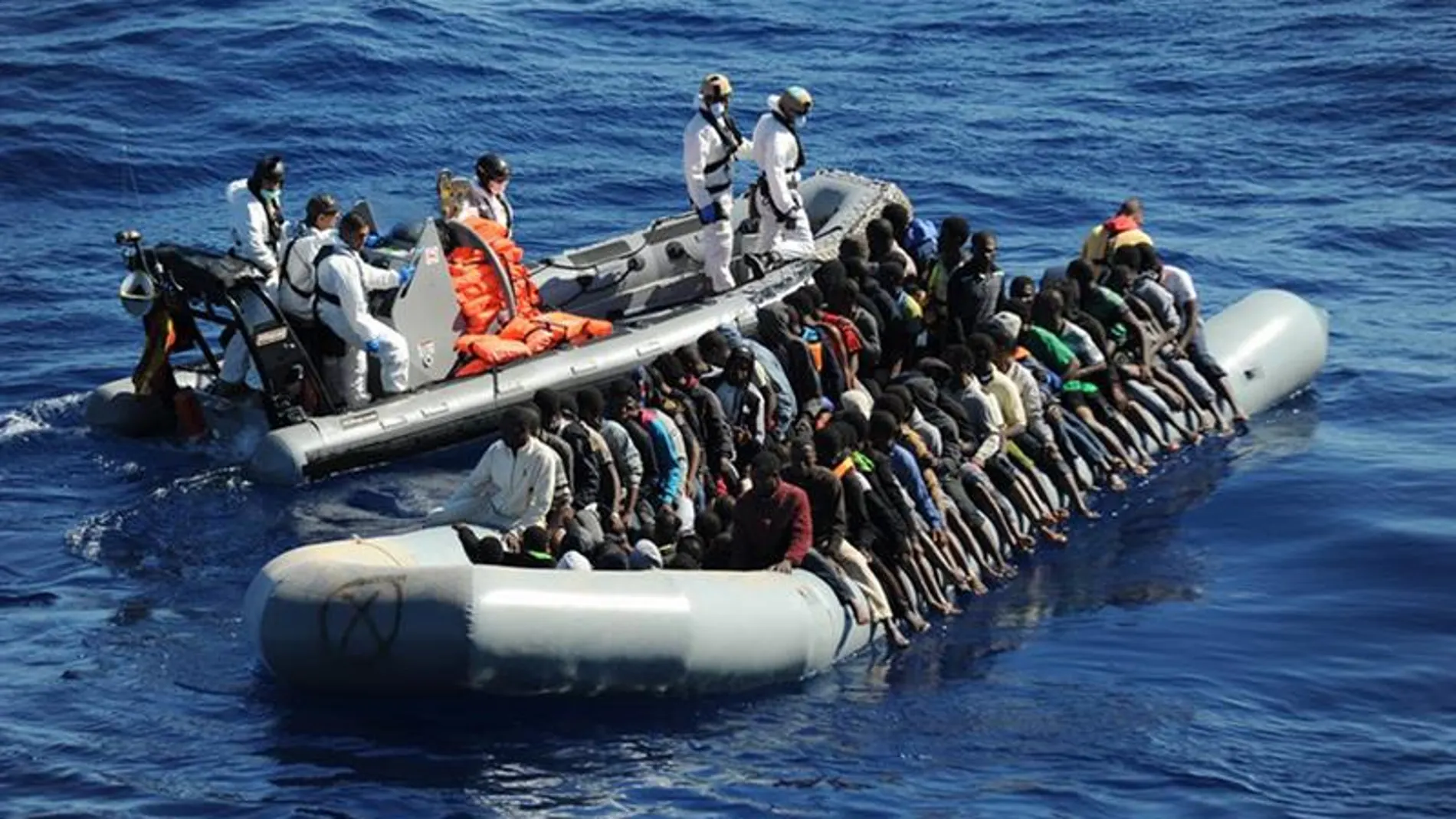 La fragata española Reina Sofía rescató ayer tres embarcaciones que navegaban a la deriva frente a las costas de Libia