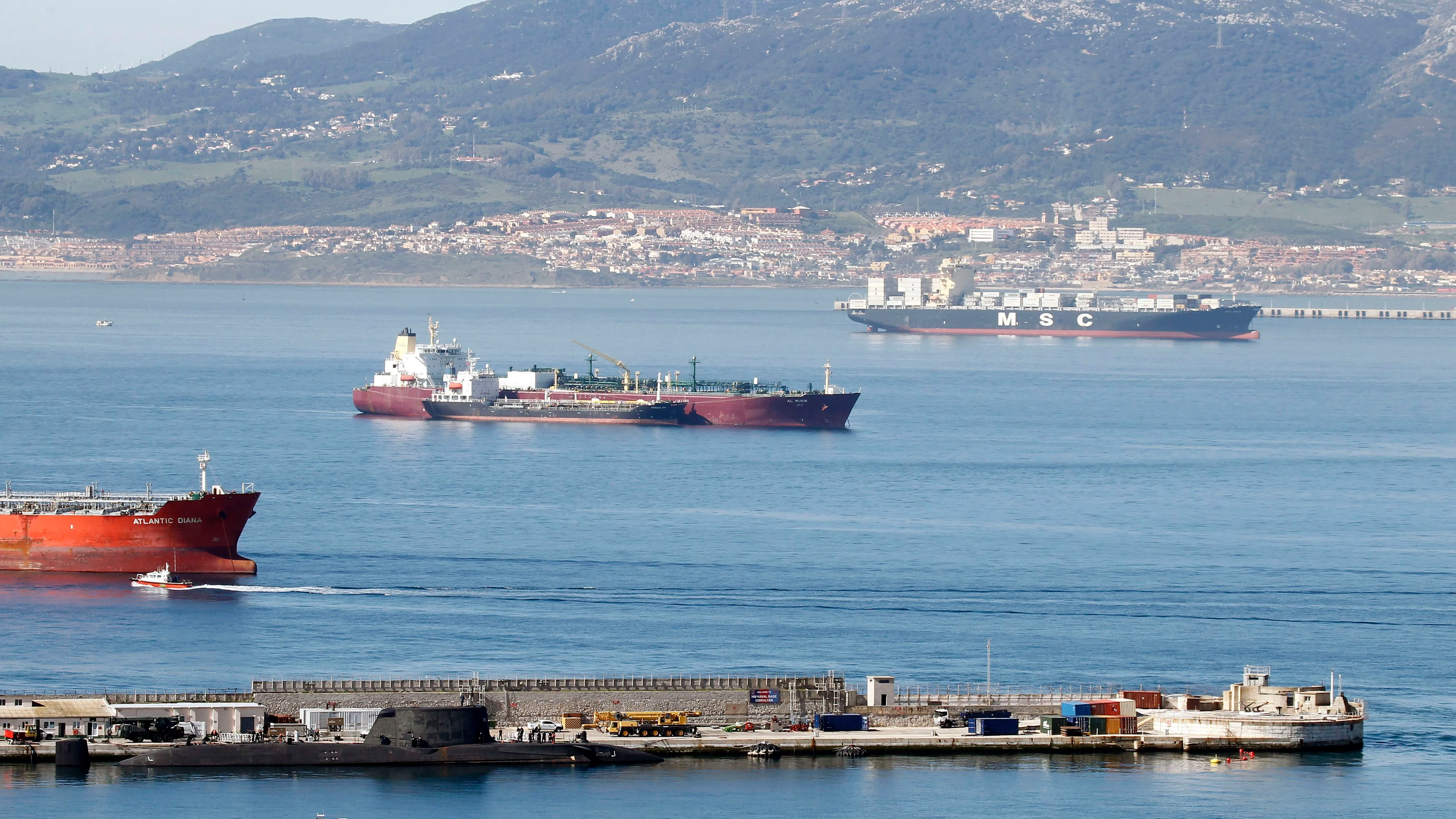 El submarino de propulsión nuclear, el 'HMS Ambush', perteneciente a la Royal Navy atracado en el puerto de Gibraltar.