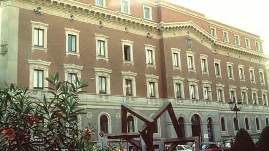 Fachada principal de la sede del Tribunal de Cuentas situado en la calle Fuencarral.