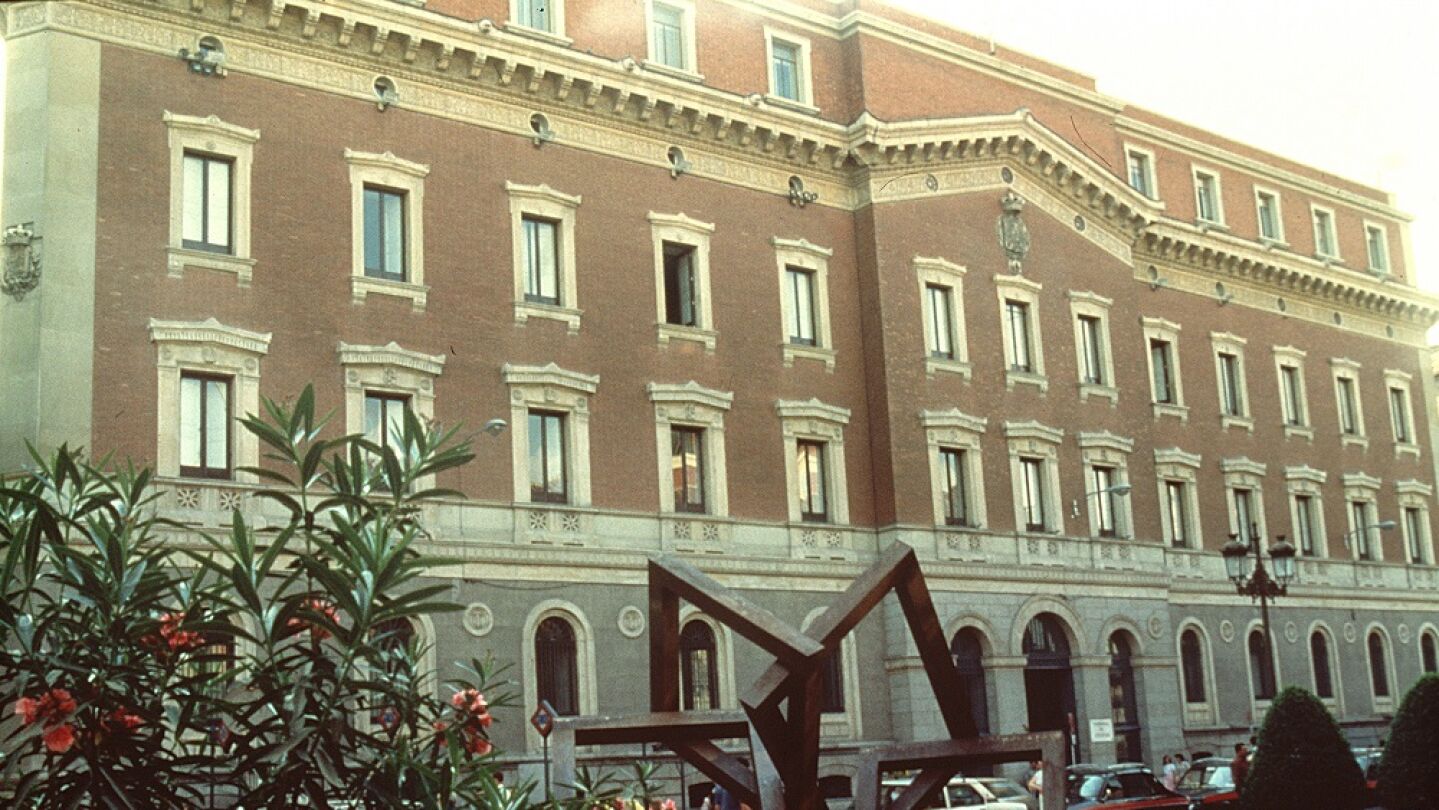Fachada principal de la sede del Tribunal de Cuentas situado en la calle Fuencarral.