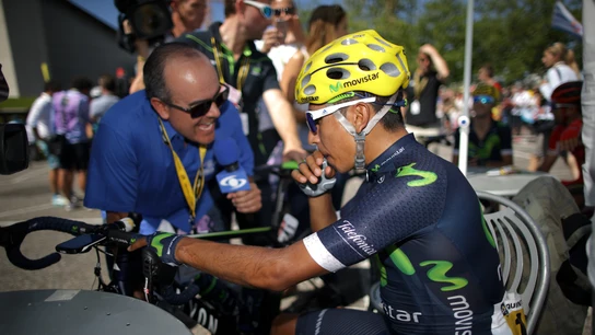 Nairo Quintana con la prensa en el Tour de Francia Nairo Quintana con la prensa en el Tour de Francia