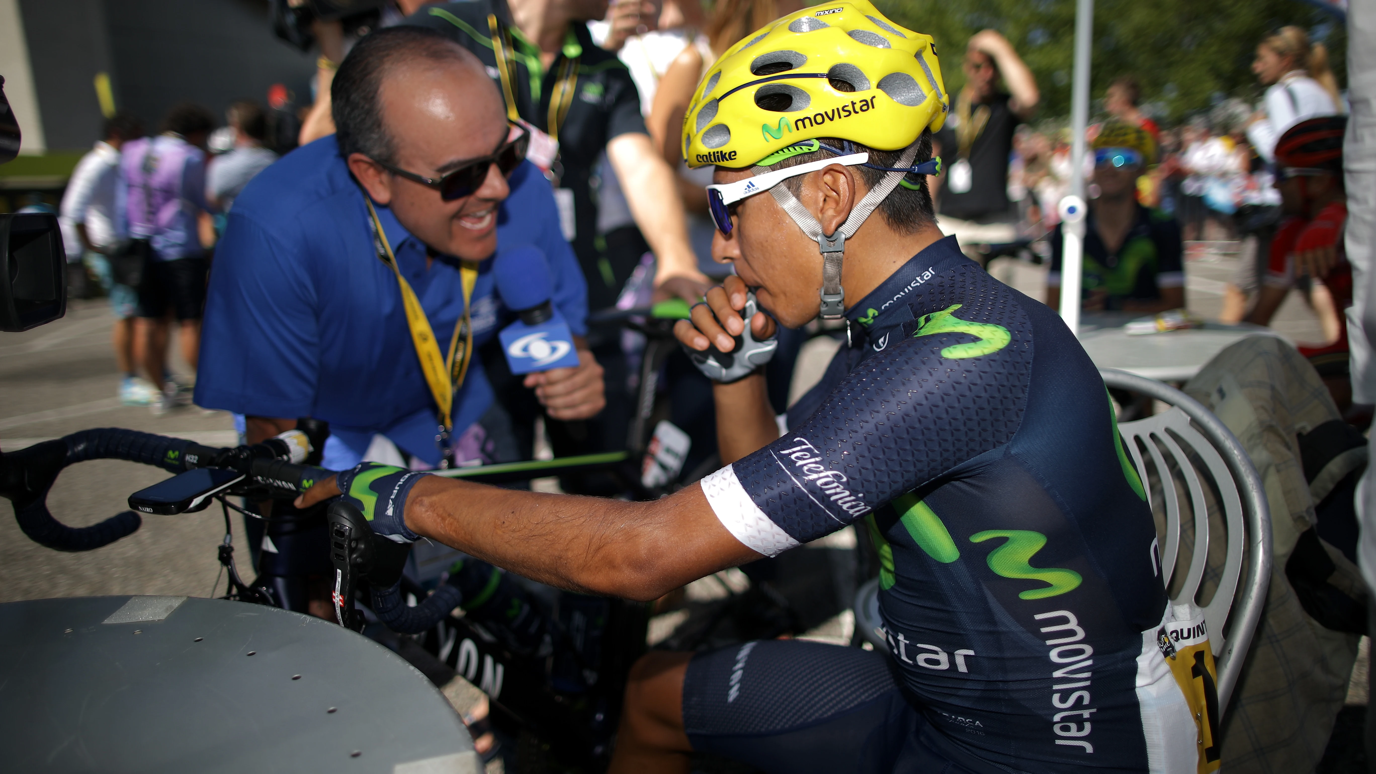 Nairo Quintana con la prensa en el Tour de Francia