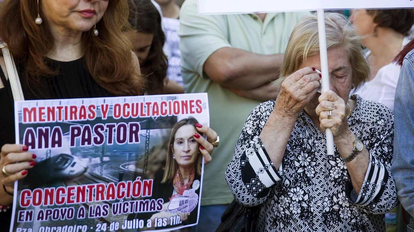 Las víctimas del Alvia piden en el Obradoiro la dimisión de Ana Pastor Las víctimas del Alvia piden en el Obradoiro la dimisión de Ana Pastor