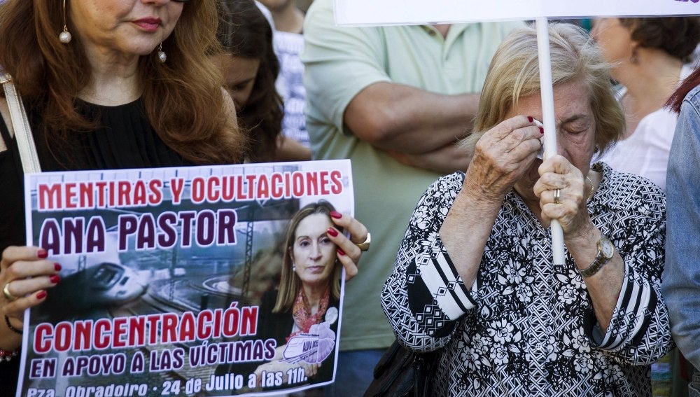 Las víctimas del Alvia piden en el Obradoiro la dimisión de Ana Pastor