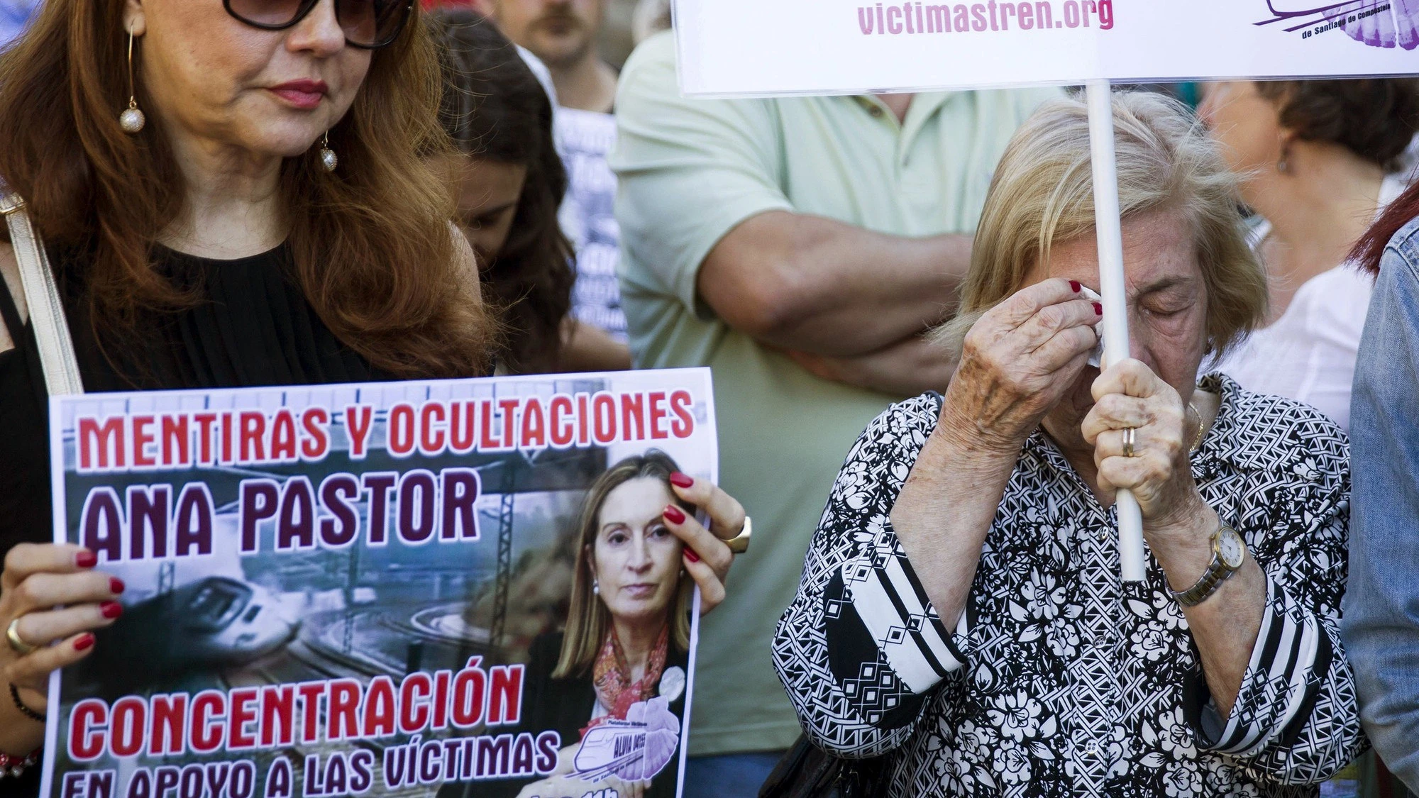 Las víctimas del Alvia piden en el Obradoiro la dimisión de Ana Pastor Las víctimas del Alvia piden en el Obradoiro la dimisión de Ana Pastor