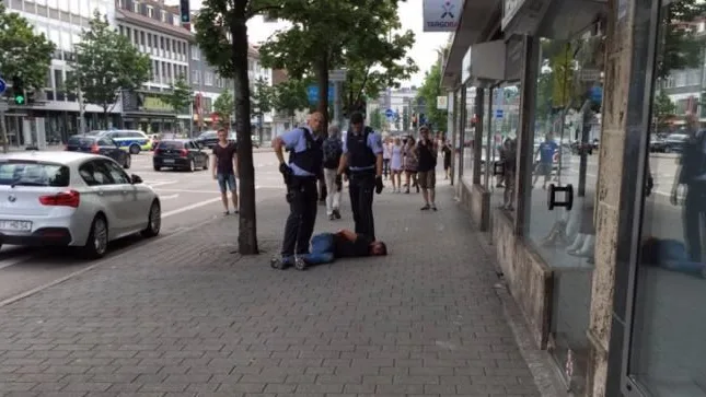 La Policía detiene a un hombre que corría por la calle con un machete en la mano (Alemania) La Policía detiene a un hombre que corría por la calle con un machete en la mano (Alemania)