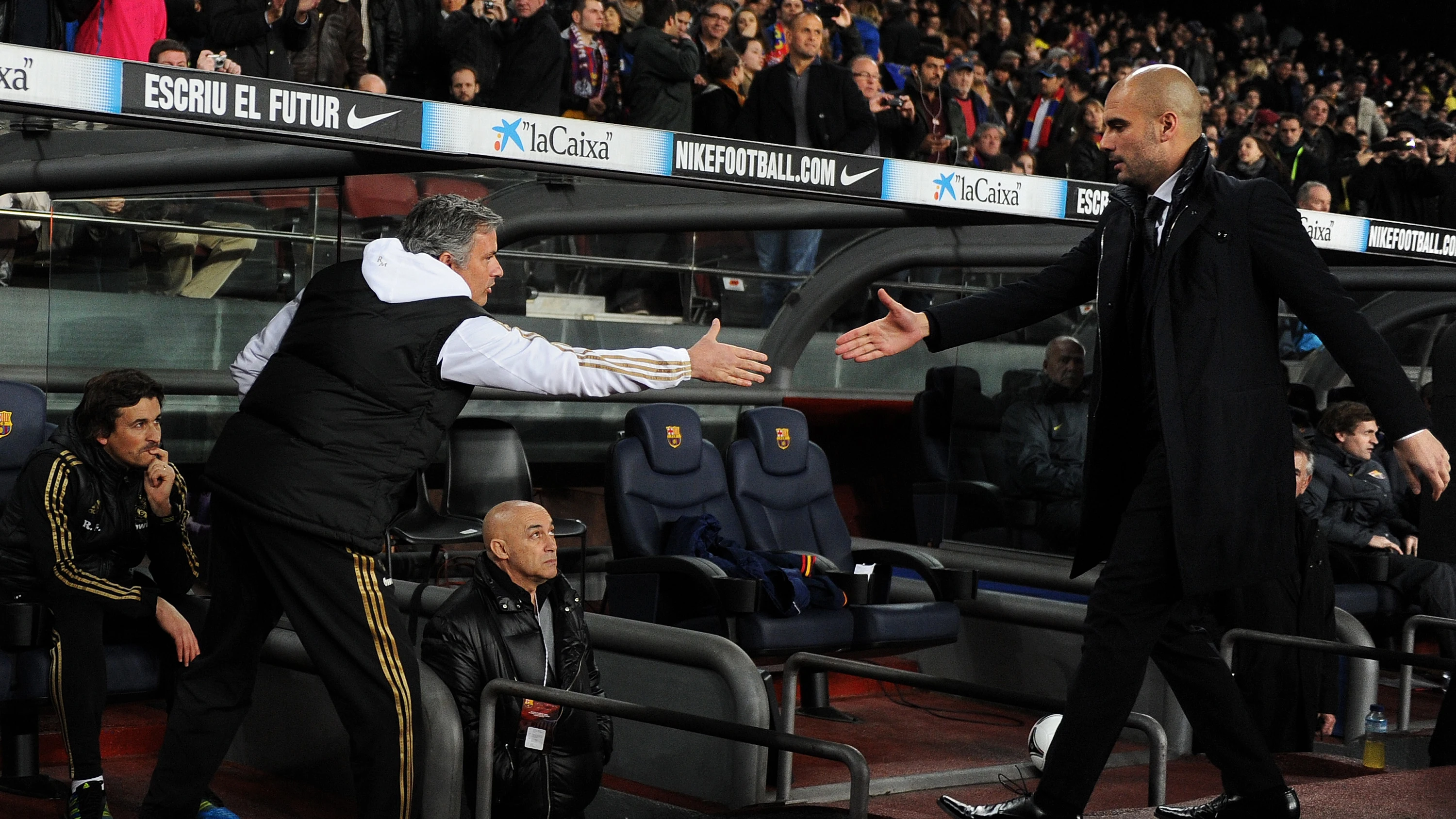 Mourinho y Guardiola dándose la mano en la final de la Copa del Rey de 2012