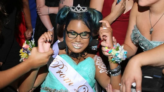 Jerika Bolen , 14 , fue capaz de vivir uno de sus sueños por la reina del baile de haberse coronado en un baile especial en su honor. Jerika Bolen , 14 , fue capaz de vivir uno de sus sueños por la reina del baile de haberse coronado en un baile especial en su honor.
