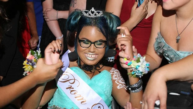 Jerika Bolen , 14 , fue capaz de vivir uno de sus sue&ntilde;os por la reina del baile de haberse coronado en un baile especial en su honor.