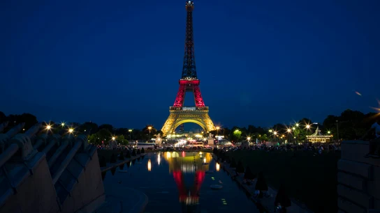 La Torre Eiffel se ilumina con los colores de la bandera de Alemania La Torre Eiffel se ilumina con los colores de la bandera de Alemania