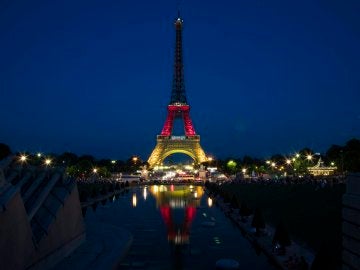 La Torre Eiffel se ilumina con los colores de la bandera de Alemania La Torre Eiffel se ilumina con los colores de la bandera de Alemania