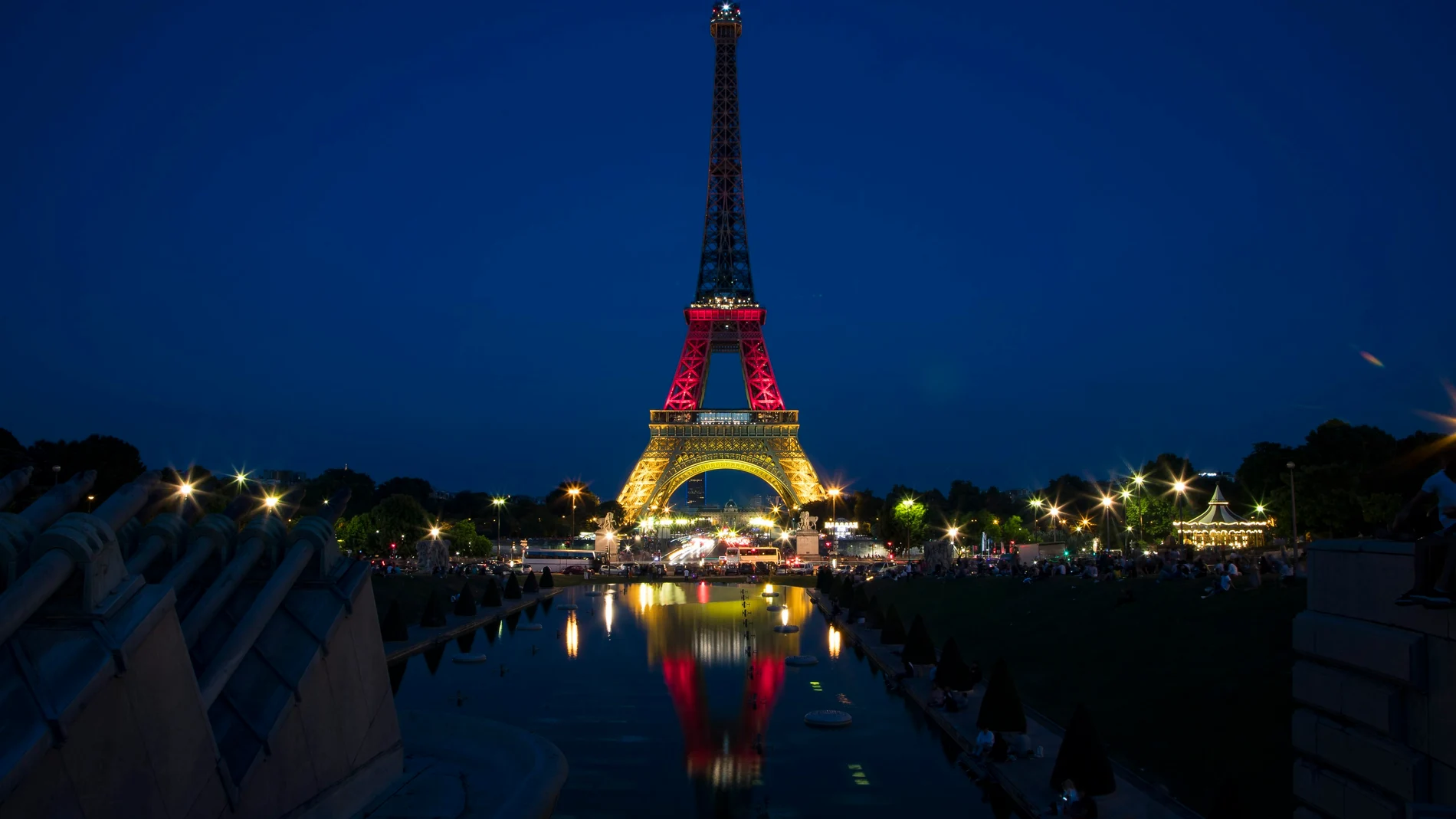 La Torre Eiffel se ilumina con los colores de la bandera de Alemania