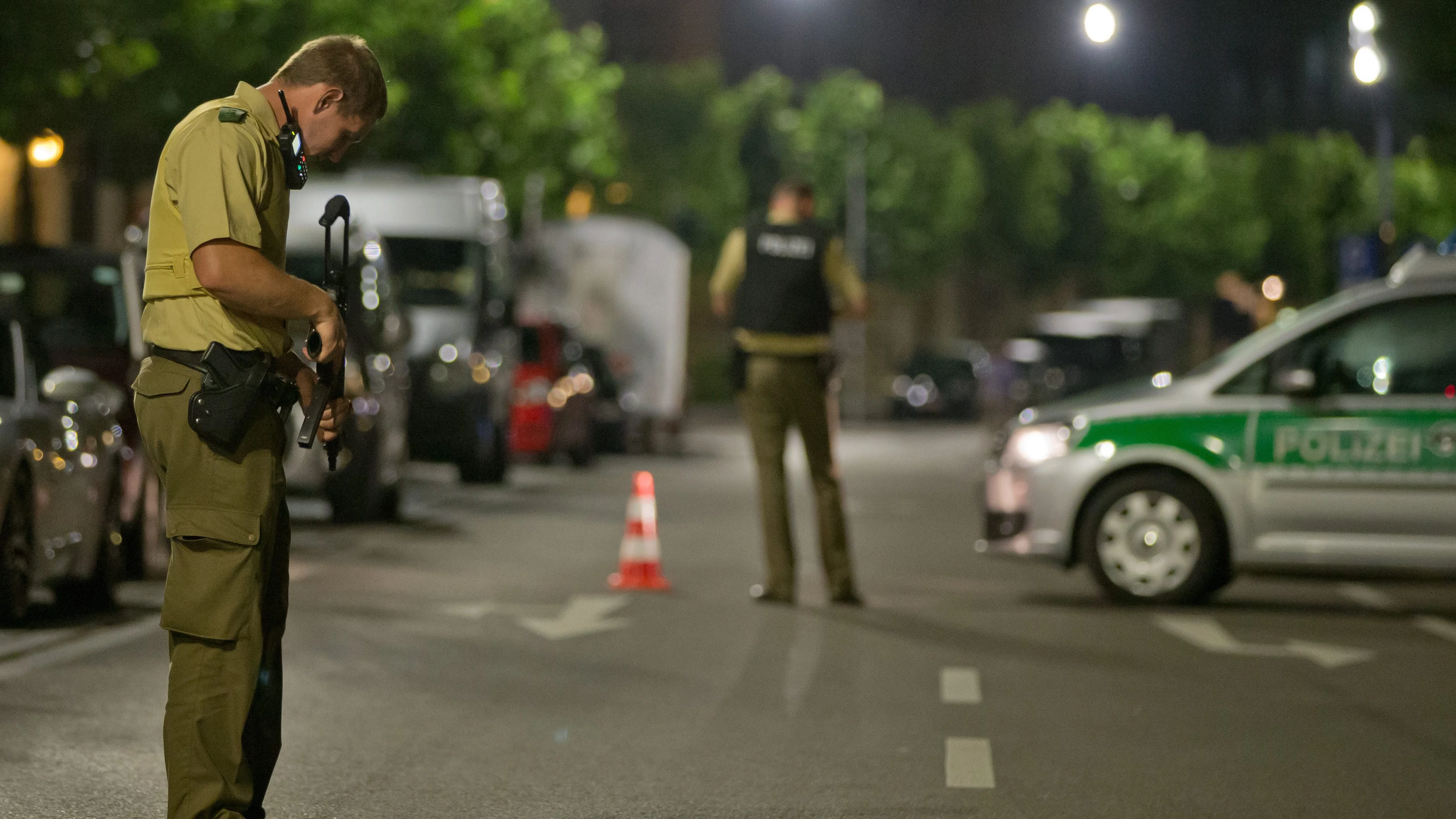 Un policía alemán hace guardia cerda de donde ha tenido lugar la explosión en Ansbach Un policía alemán hace guardia cerda de donde ha tenido lugar la explosión en Ansbach