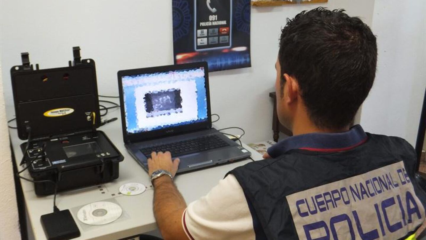 Un agente analiza material inform&aacute;tico de contenido ped&oacute;filo