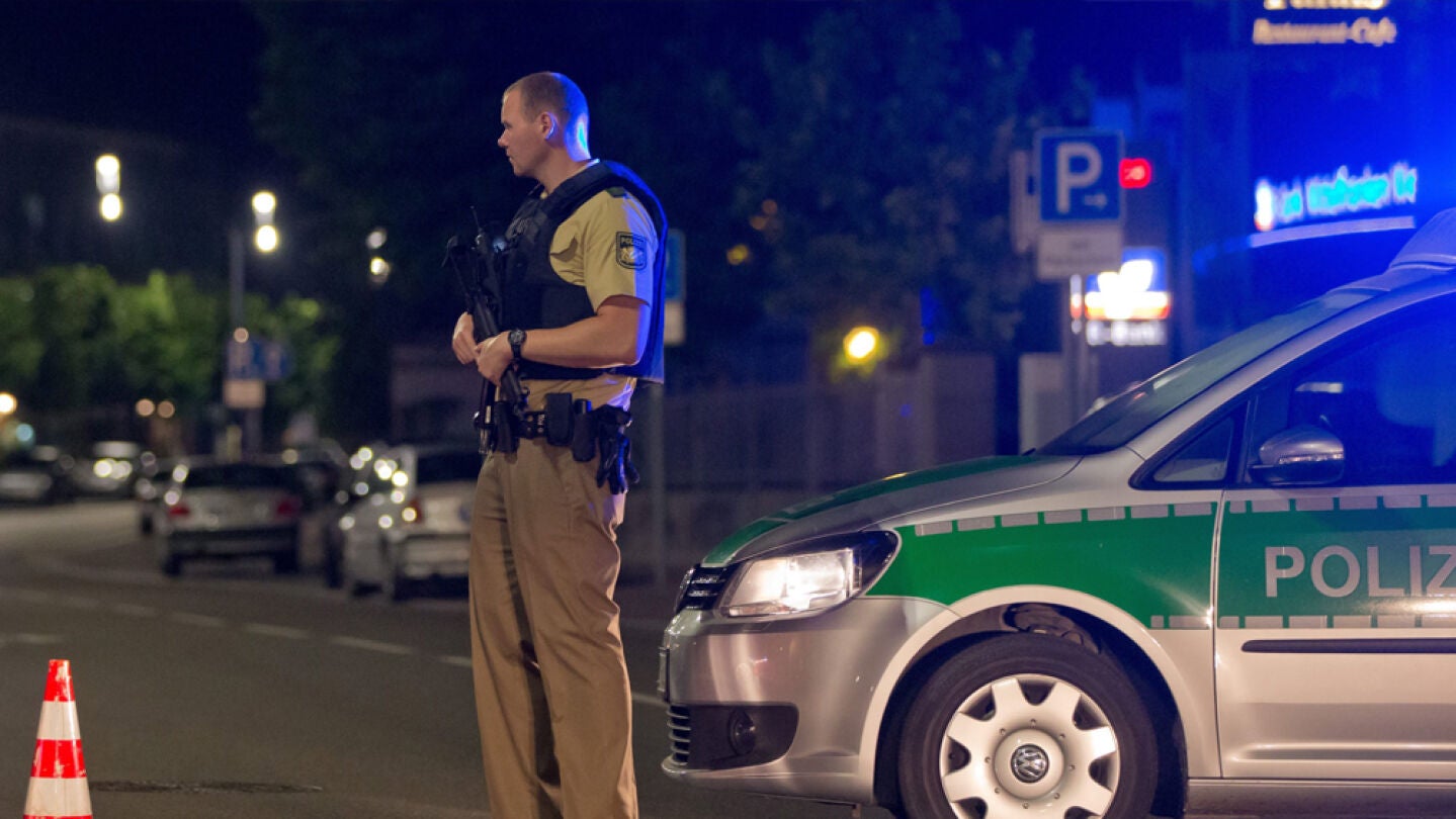 Un polic&iacute;a vigila la zona afectada por la explosi&oacute;n en Ansbach