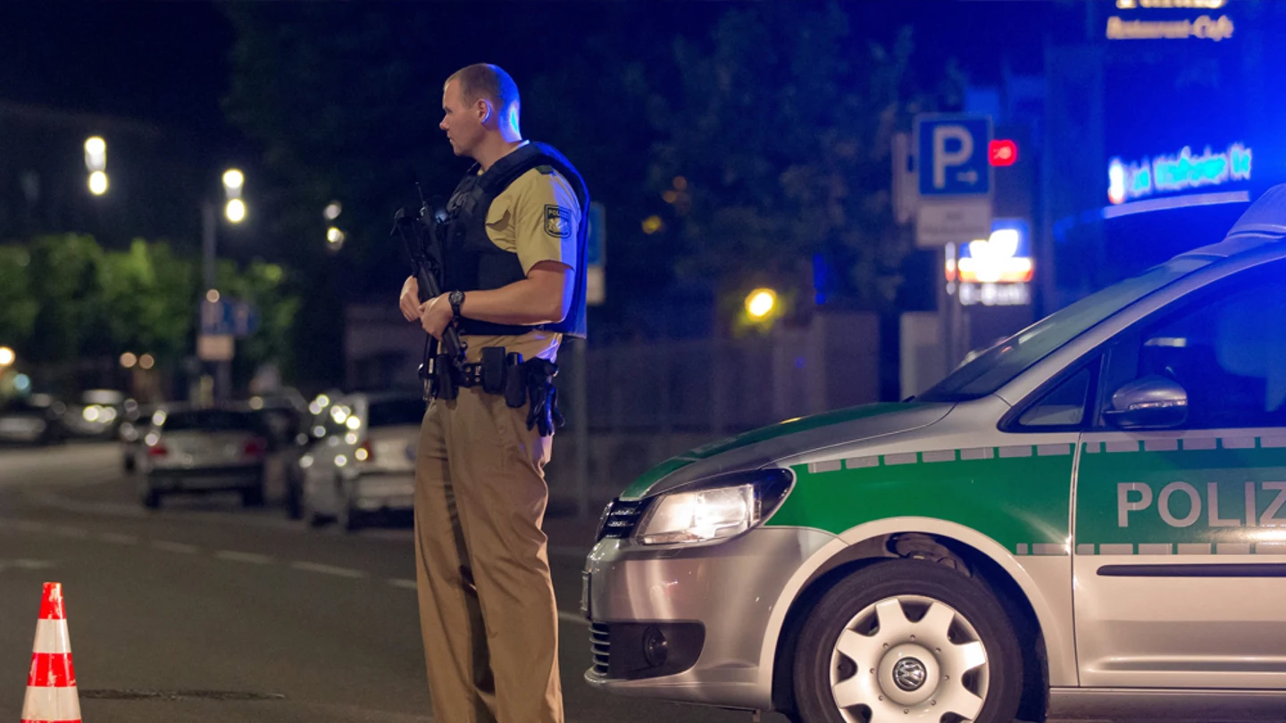 Un policía vigila la zona afectada por la explosión en Ansbach Un policía vigila la zona afectada por la explosión en Ansbach