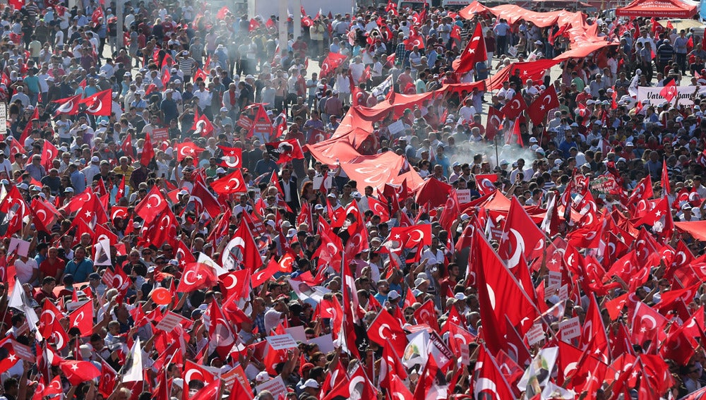 Manifestación en Taksim contra el intento de golpe y la gestión de Erdogan