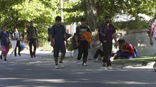 Varios migrantes, de camino a Hungría, marchan por una carretera próxima a Belgrado (Serbia) Varios migrantes, de camino a Hungría, marchan por una carretera próxima a Belgrado (Serbia)