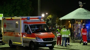 Una ambulancia en el lugar donde un refugiado sirio murió hoy al detonar un artefacto explosivo en Ansbach, Alemania, causando doce heridos