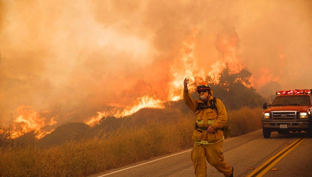 Bomberos tratan de apagar el incendio del valle de Santa Clarita, California, EE.UU., el 24 de julio de 2016, y que ha arrasado hasta el momento más de 13.400 hectáreas