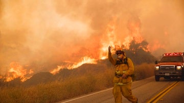 Bomberos tratan de apagar el incendio del valle de Santa Clarita, California, EE.UU., el 24 de julio de 2016, y que ha arrasado hasta el momento más de 13.400 hectáreas