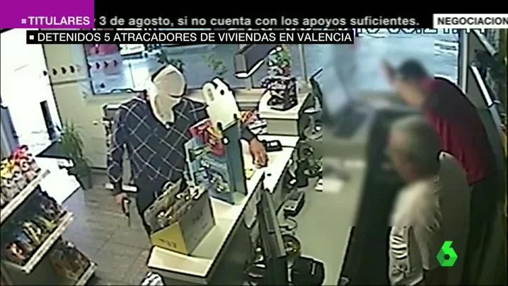 Frame 15.756358 de: ladrones gasolineras