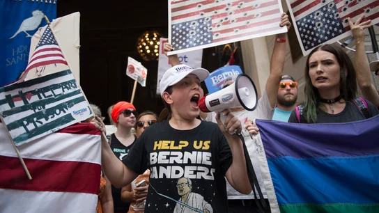 Jóvenes se manifiestan en apoyo a Bernie Sanders Jóvenes se manifiestan en apoyo a Bernie Sanders
