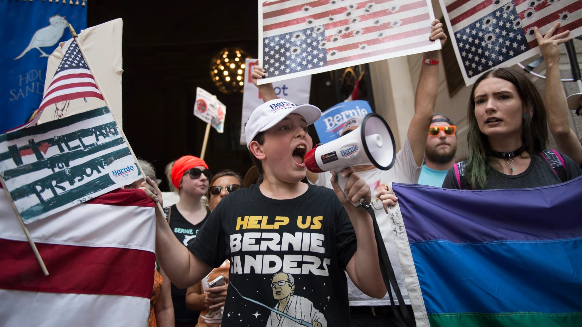 Jóvenes se manifiestan en apoyo a Bernie Sanders
