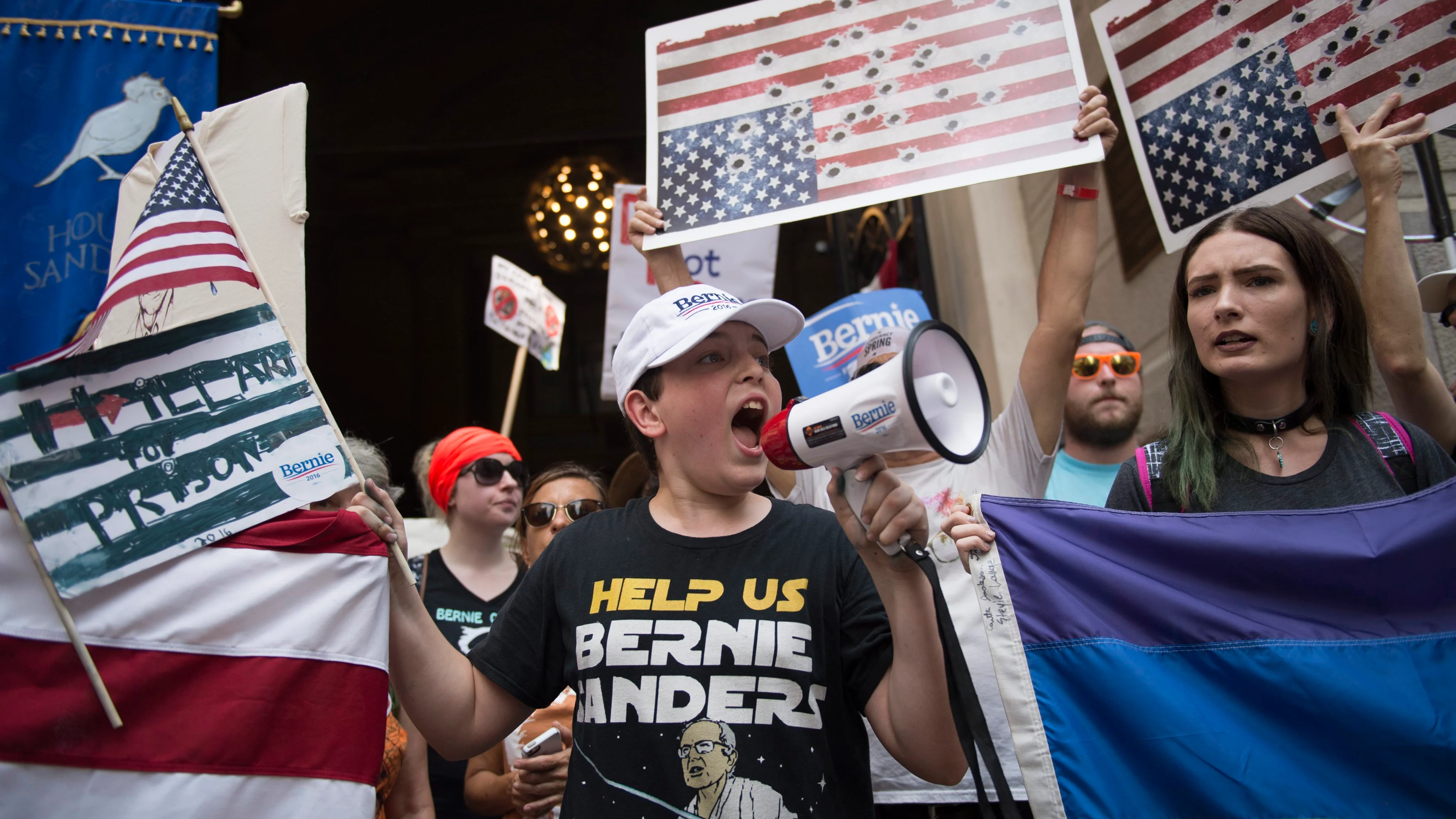 Jóvenes se manifiestan en apoyo a Bernie Sanders