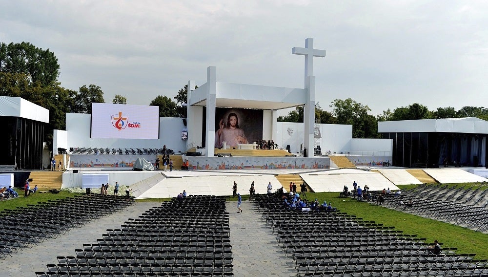 Vista general del escenario en el parque Blonie durante los preparativos de la Jornada Mundial de la Juventud, en Cracovia