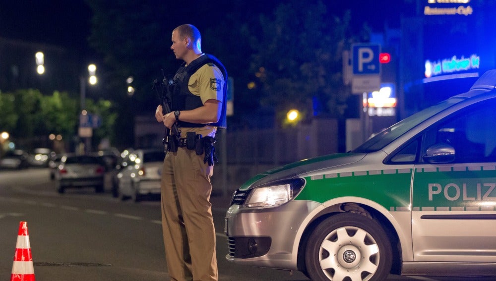 Un policía alemán hace guardia cerda de donde ha tenido lugar la explosión en Ansbach