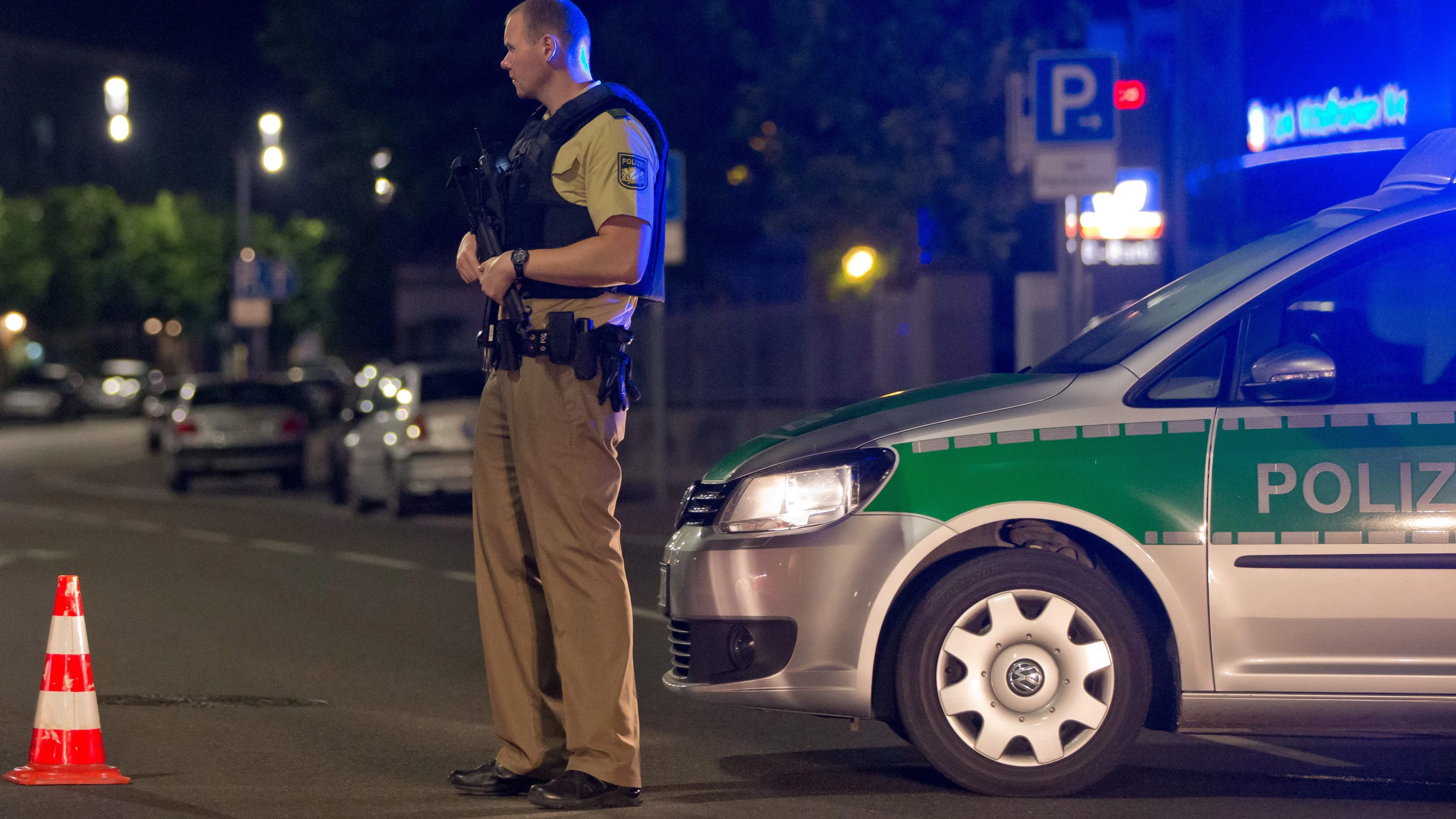 Un policía alemán hace guardia cerda de donde ha tenido lugar la explosión en Ansbach Un policía alemán hace guardia cerda de donde ha tenido lugar la explosión en Ansbach