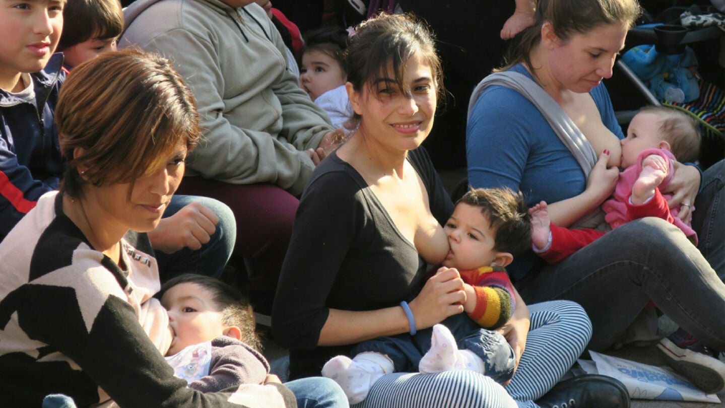 Mujeres en la 'tetada masiva' en Buenos Aires.
