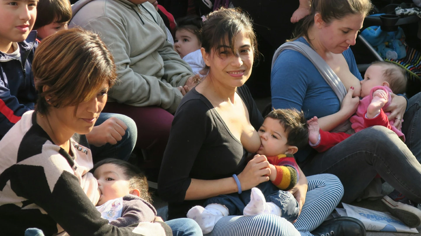 Mujeres en la 'tetada masiva' en Buenos Aires. Mujeres en la 'tetada masiva' en Buenos Aires.