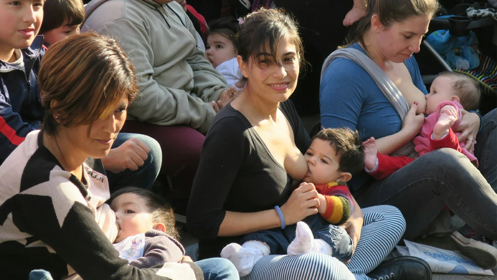 Mujeres en la 'tetada masiva' en Buenos Aires. Mujeres en la 'tetada masiva' en Buenos Aires.