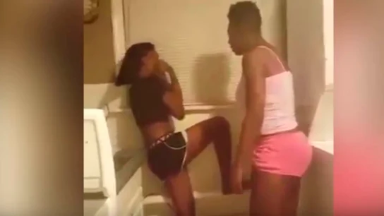 La madre golpea brutalmente a su hija La madre golpea brutalmente a su hija