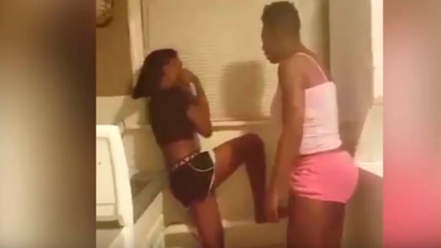 La madre golpea brutalmente a su hija La madre golpea brutalmente a su hija