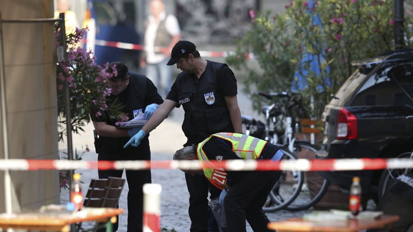 Polic&iacute;as revisan la escena tras la explosi&oacute;n registrada en Ansbach (Alemania).