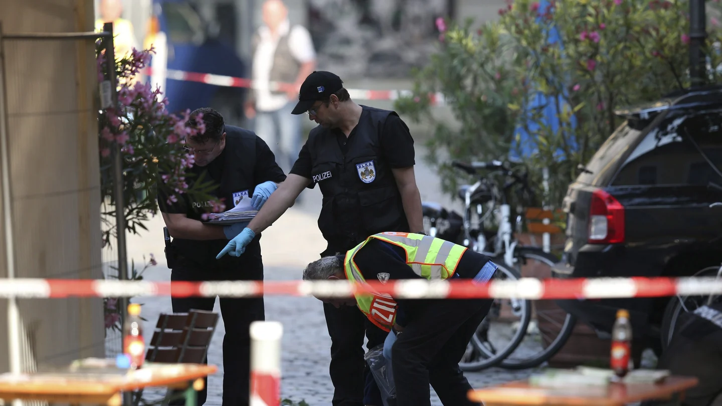 Policías revisan la escena tras la explosión registrada en Ansbach (Alemania). Policías revisan la escena tras la explosión registrada en Ansbach (Alemania).